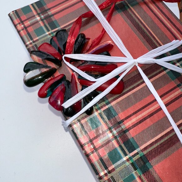 #9308 RED CLEAR BLACK WREATH ORNAMENT / WINDOW SUNCATCHER - Picture 7 of 11